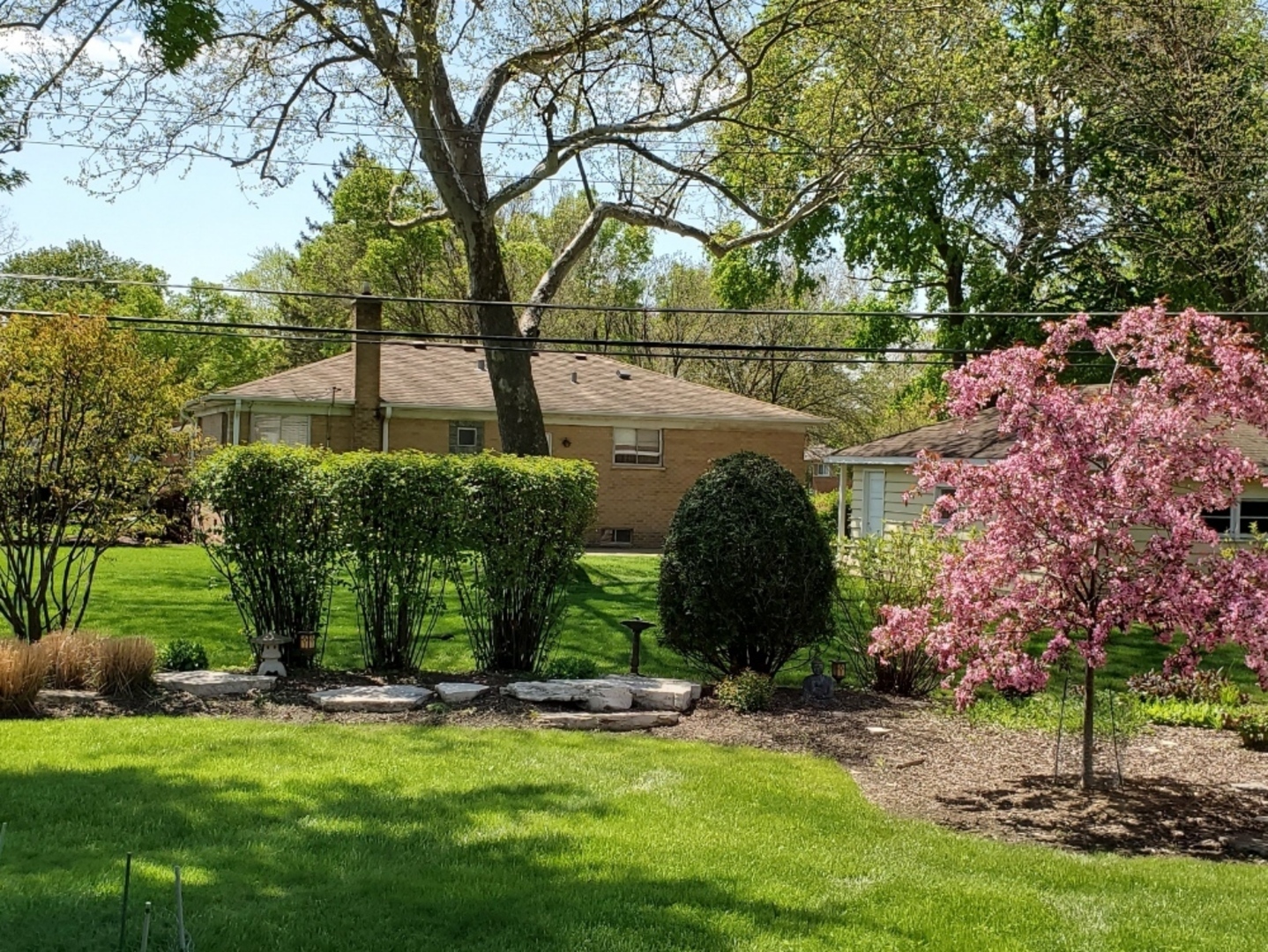 1715 Verde Court Mount Prospect, IL 60056 - Photo 25 of 30 front view of a house with a yard