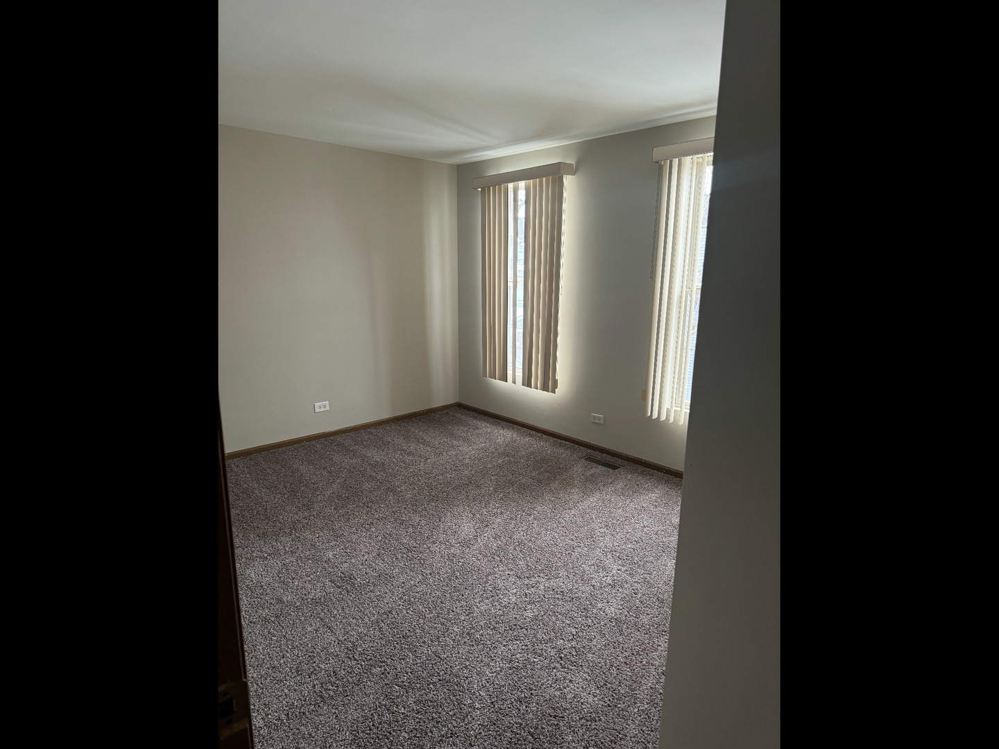 1009 Symphony Drive Aurora, IL 60504 - Photo 12 of 14 a view of an empty room and window