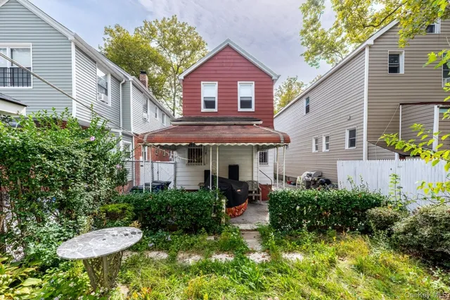 a view of a house with a yard and plants