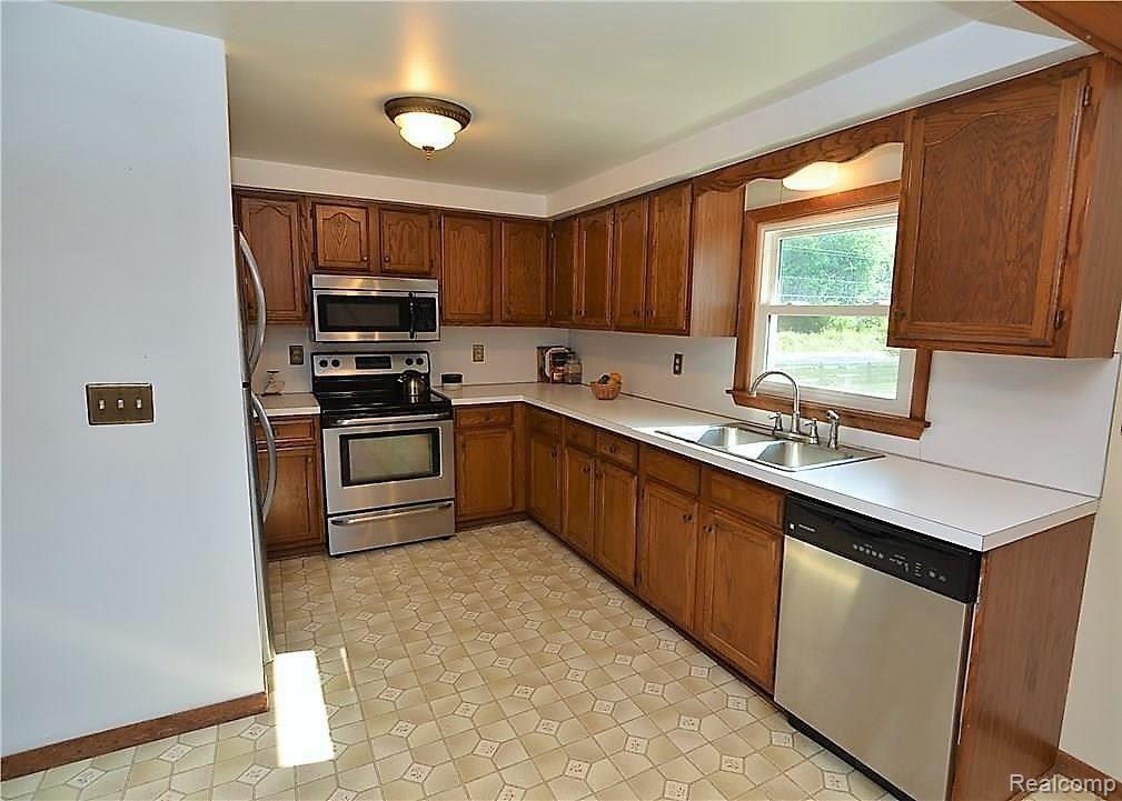 STAINLESS APPLIANCES IN LARGE KITCHEN 