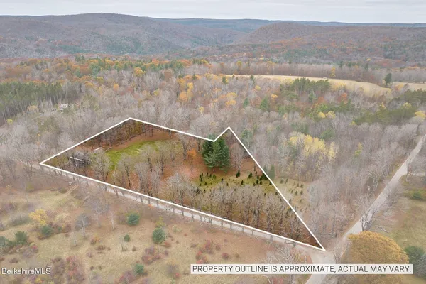 a view of a back yard of a house