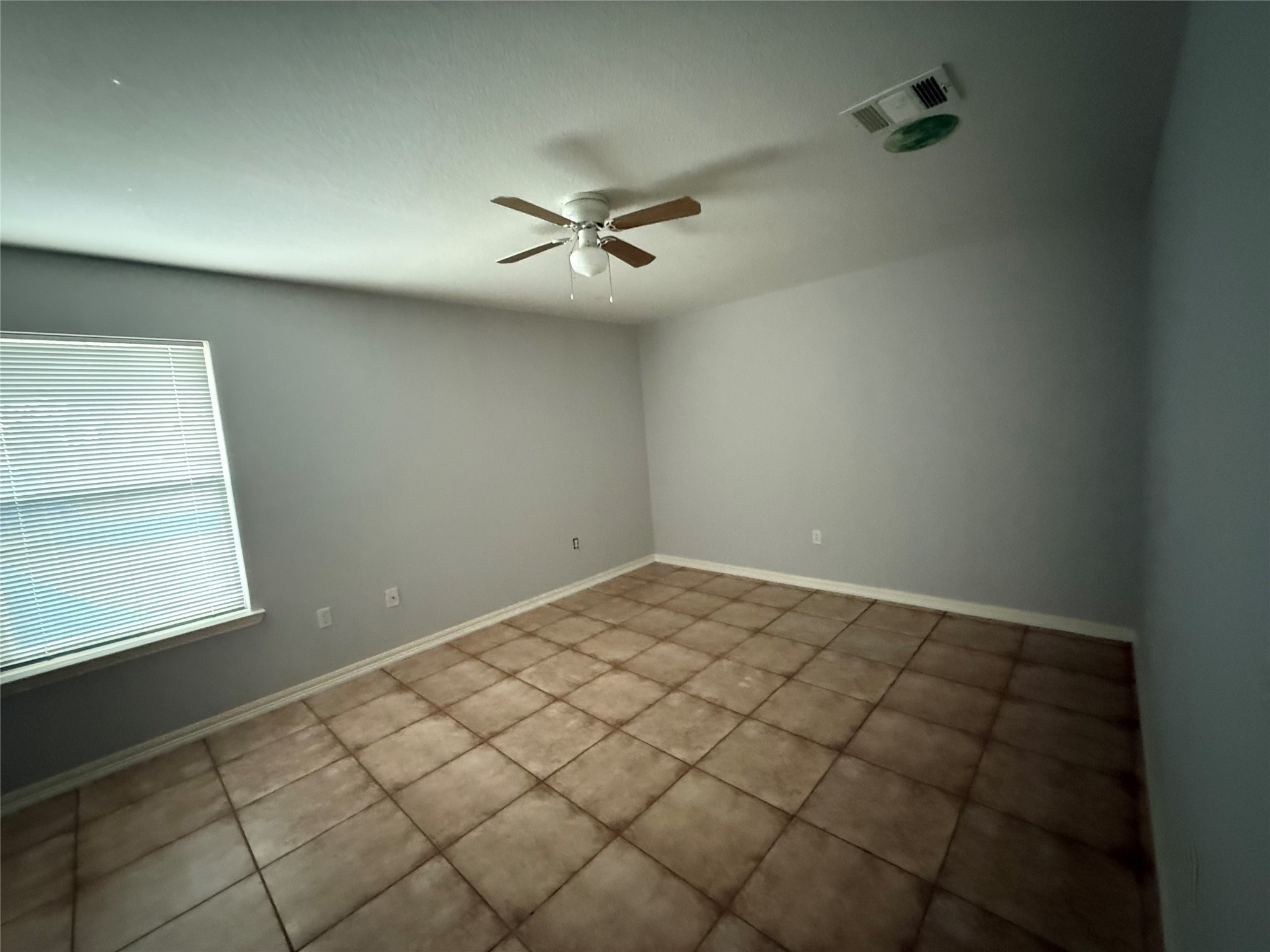 311 Kansas Street Bacliff, TX 77518 - Photo 10 of 12 en empty room with windows