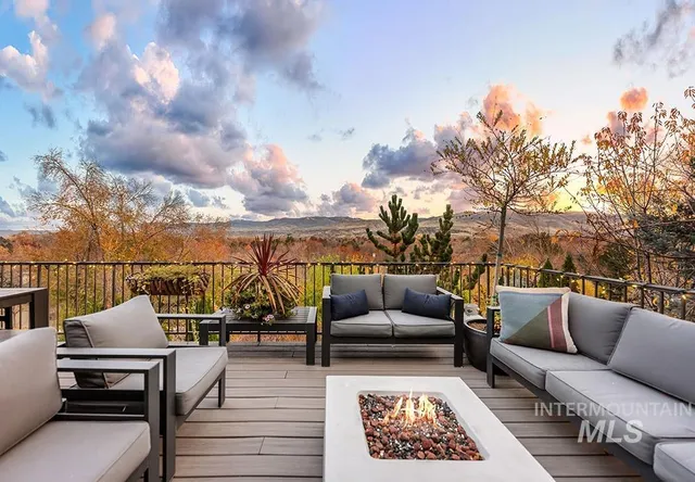 $699,900 | 256 East Lake Rim Lane, Boise, ID 83706