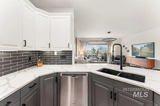 $699,900 | 256 East Lake Rim Lane, Boise, ID 83706