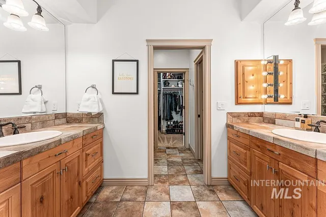 $699,900 | 256 East Lake Rim Lane, Boise, ID 83706