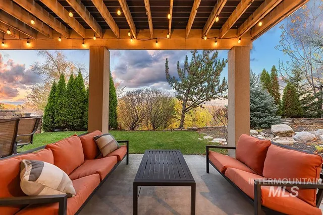 $699,900 | 256 East Lake Rim Lane, Boise, ID 83706