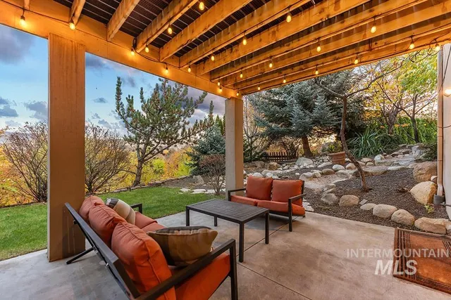 $699,900 | 256 East Lake Rim Lane, Boise, ID 83706