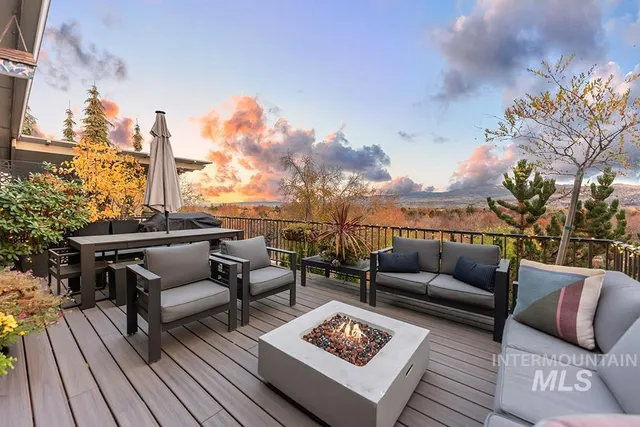 $699,900 | 256 East Lake Rim Lane, Boise, ID 83706