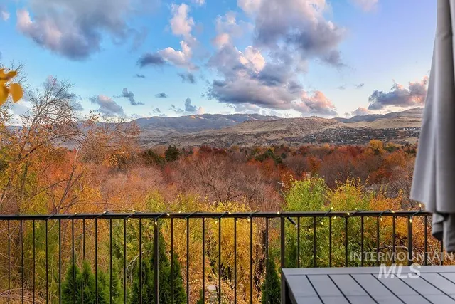 $699,900 | 256 East Lake Rim Lane, Boise, ID 83706