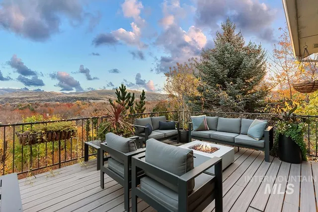 $699,900 | 256 East Lake Rim Lane, Boise, ID 83706