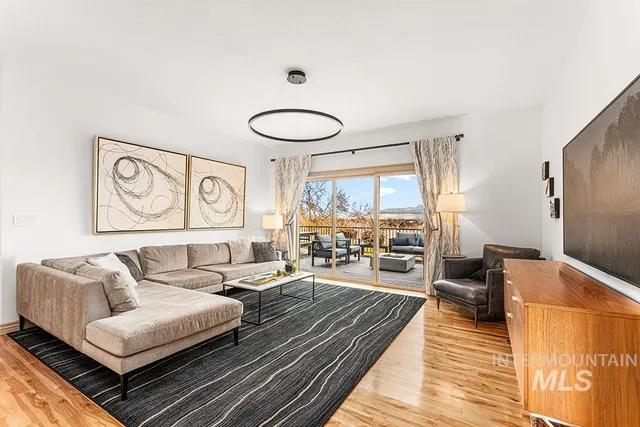 $699,900 | 256 East Lake Rim Lane, Boise, ID 83706