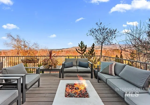 $699,900 | 256 East Lake Rim Lane, Boise, ID 83706