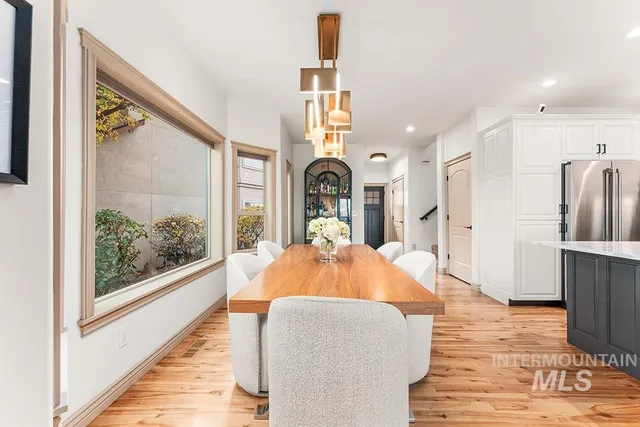 $699,900 | 256 East Lake Rim Lane, Boise, ID 83706