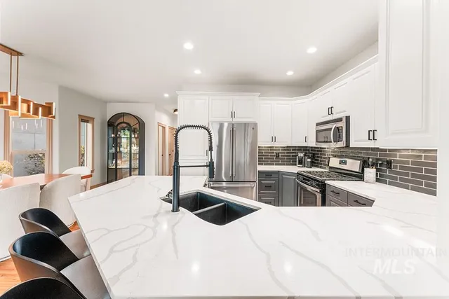 $699,900 | 256 East Lake Rim Lane, Boise, ID 83706