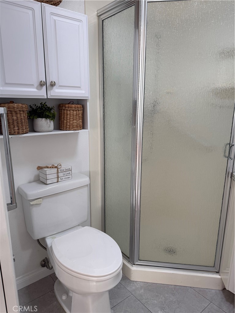 1330 Kenwood Rd M7-157f Seal Beach, CA 90740 - Photo 42 of 44 a bathroom with a toilet a sink and a window