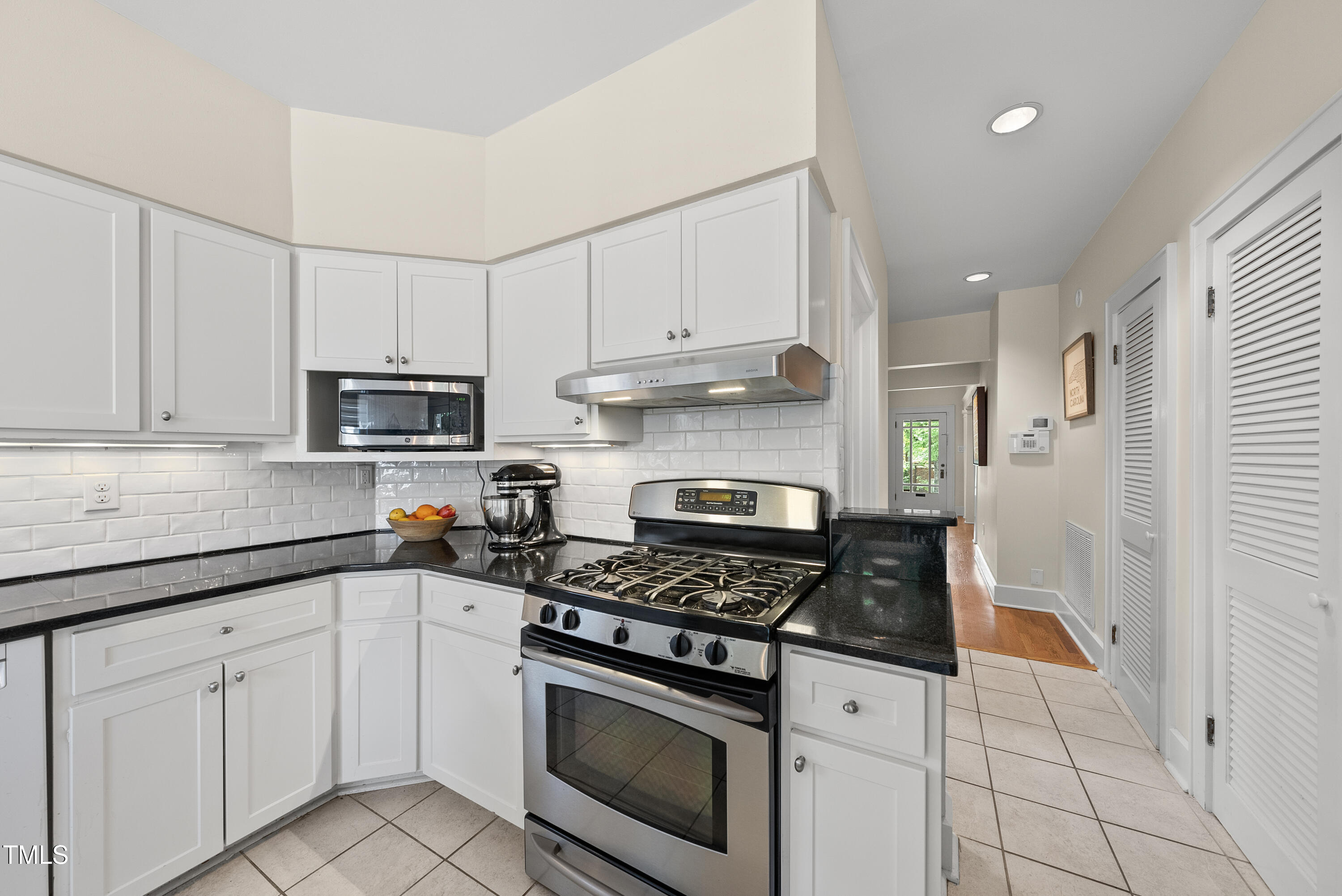 223 Hawthorne Road Raleigh, NC 27605 - Photo 12 of 47 DSC08977