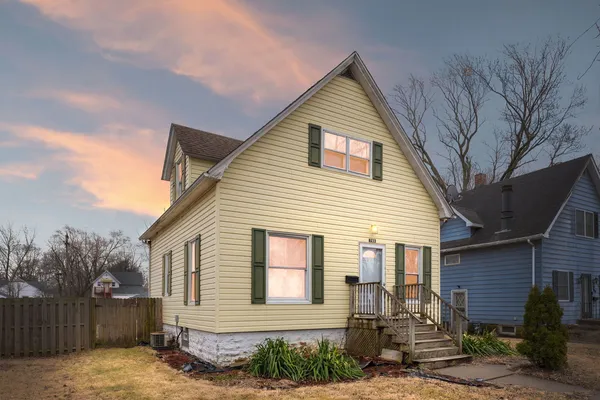 a view of a house with a yard
