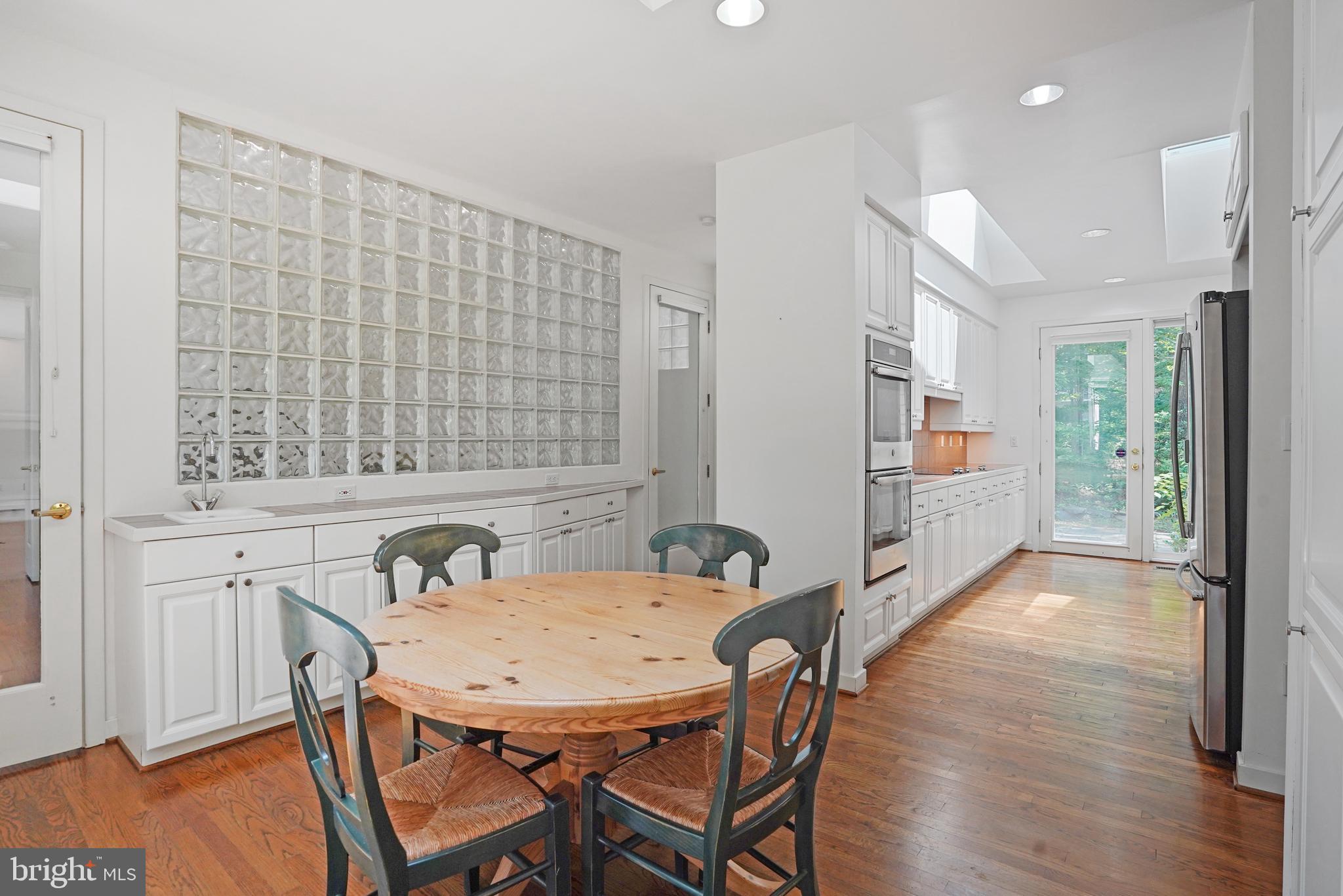 926 Saigon Road McLean, VA 22102 - Photo 24 of 54 Spacious Kitchen w/ Front Courtyard Access