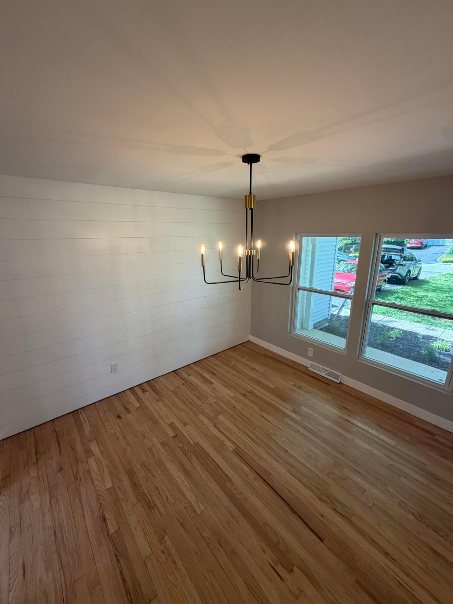 957 Old Farm Road Columbus, OH 43213 - Photo 9 of 35 Dining Room