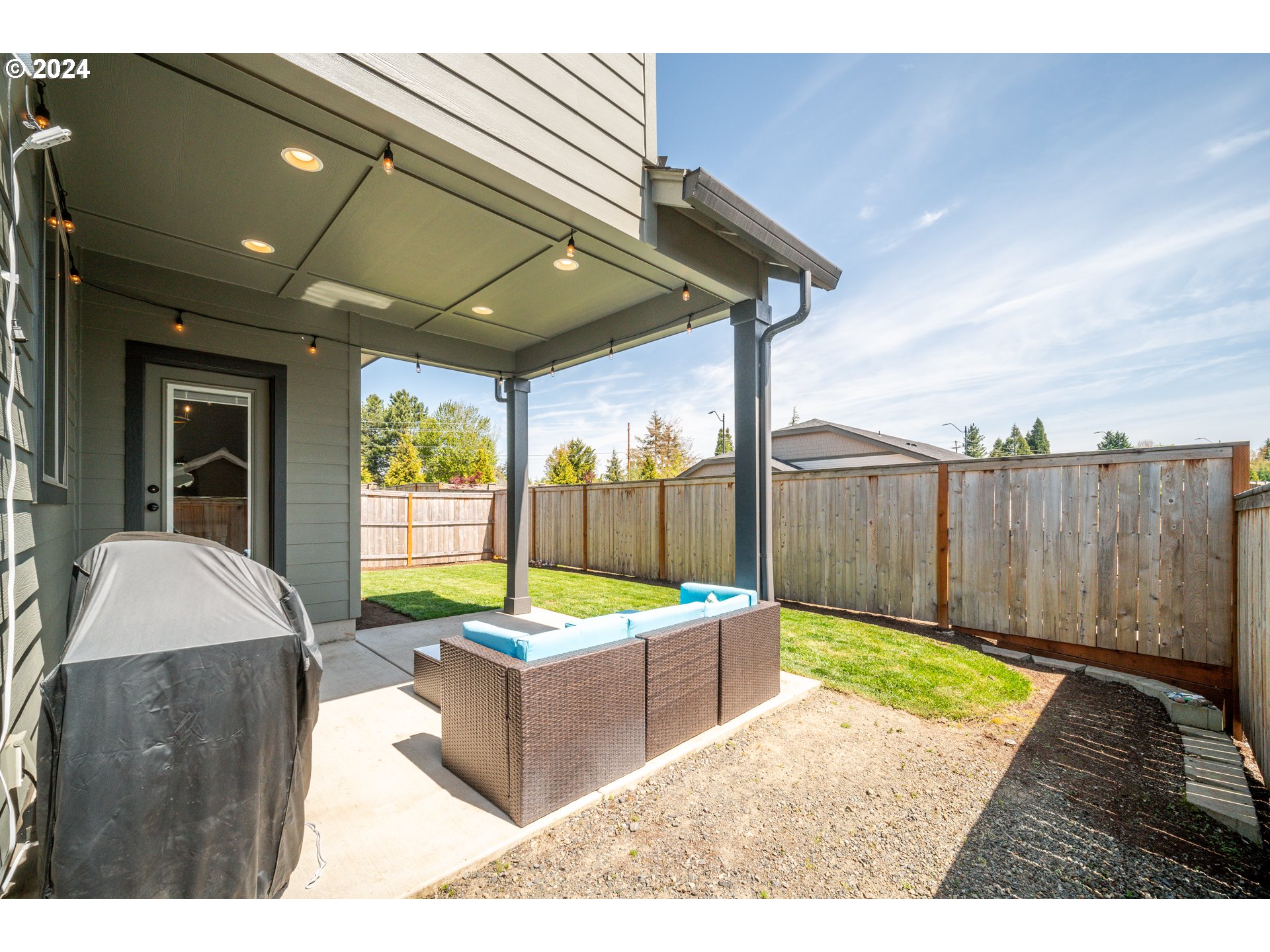 2408 South Eagle Ridge Drive Ridgefield, WA 98642 - Photo 27 of 32 a swimming pool with an outdoor seating