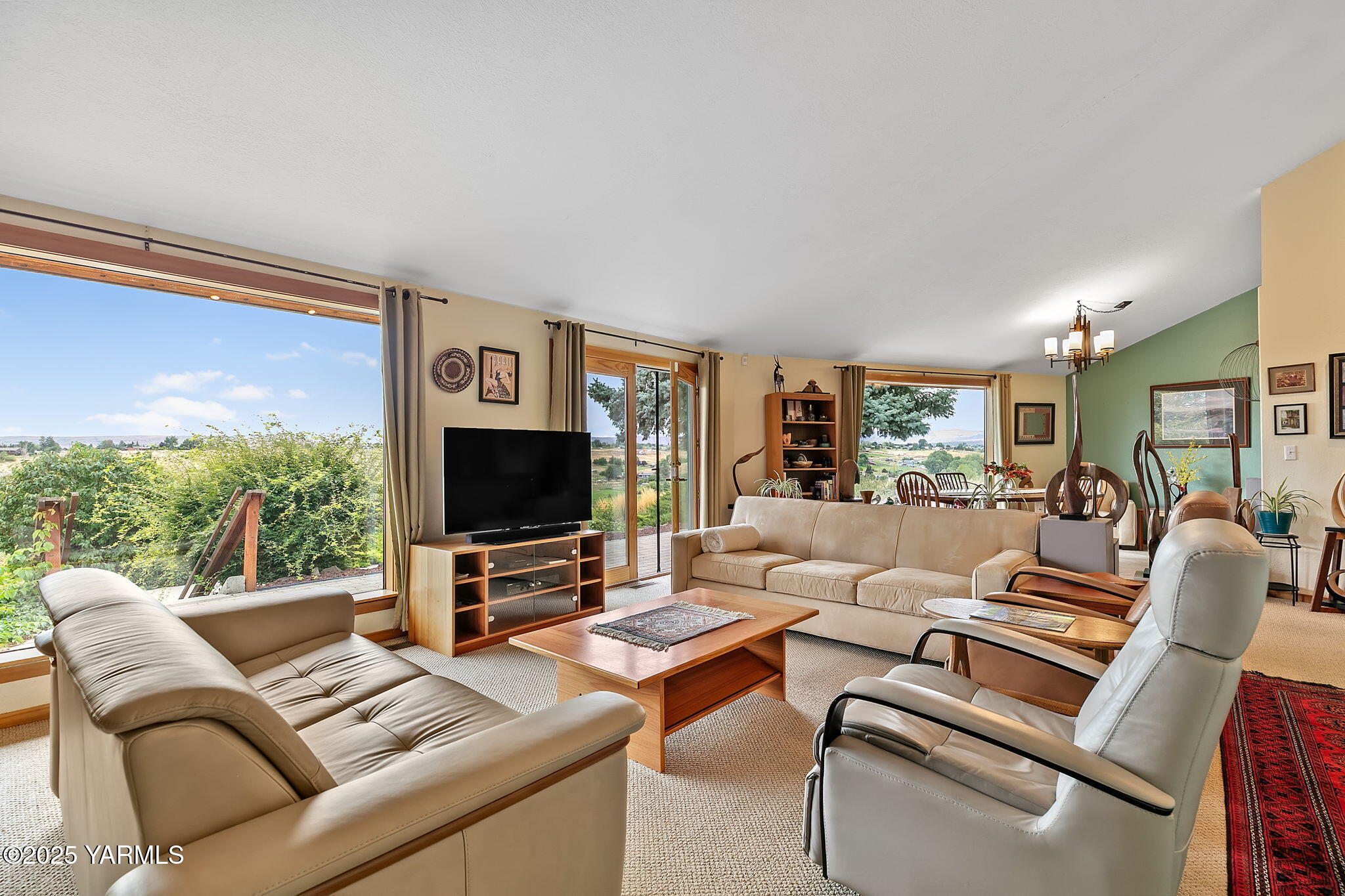 720 Ghormley Road Yakima, WA 98908 - Photo 22 of 47 a living room with furniture and a flat screen tv