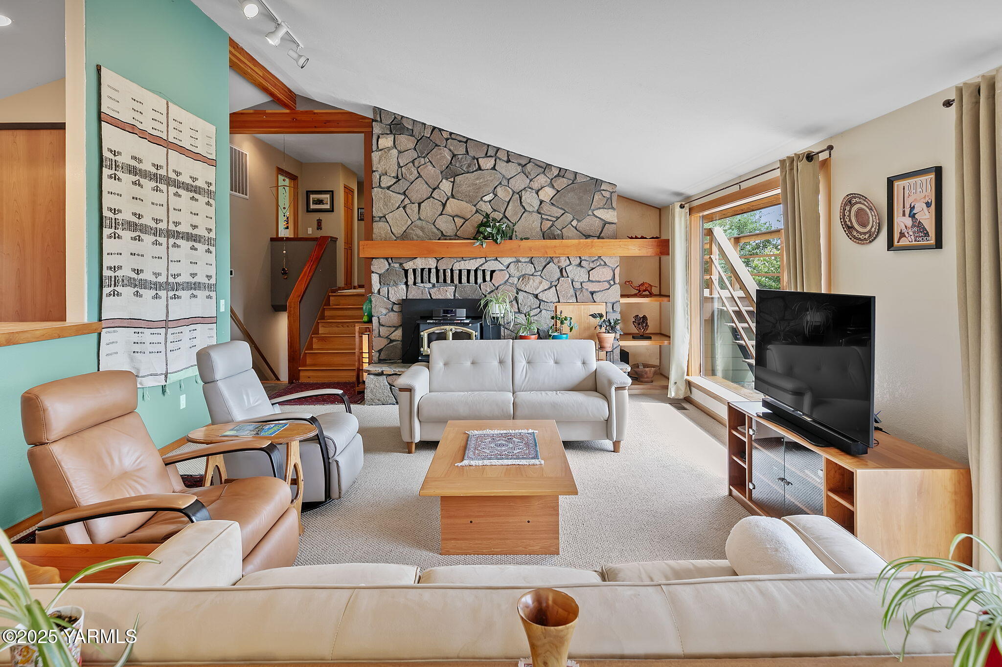 720 Ghormley Road Yakima, WA 98908 - Photo 24 of 47 a living room with furniture and a flat screen tv