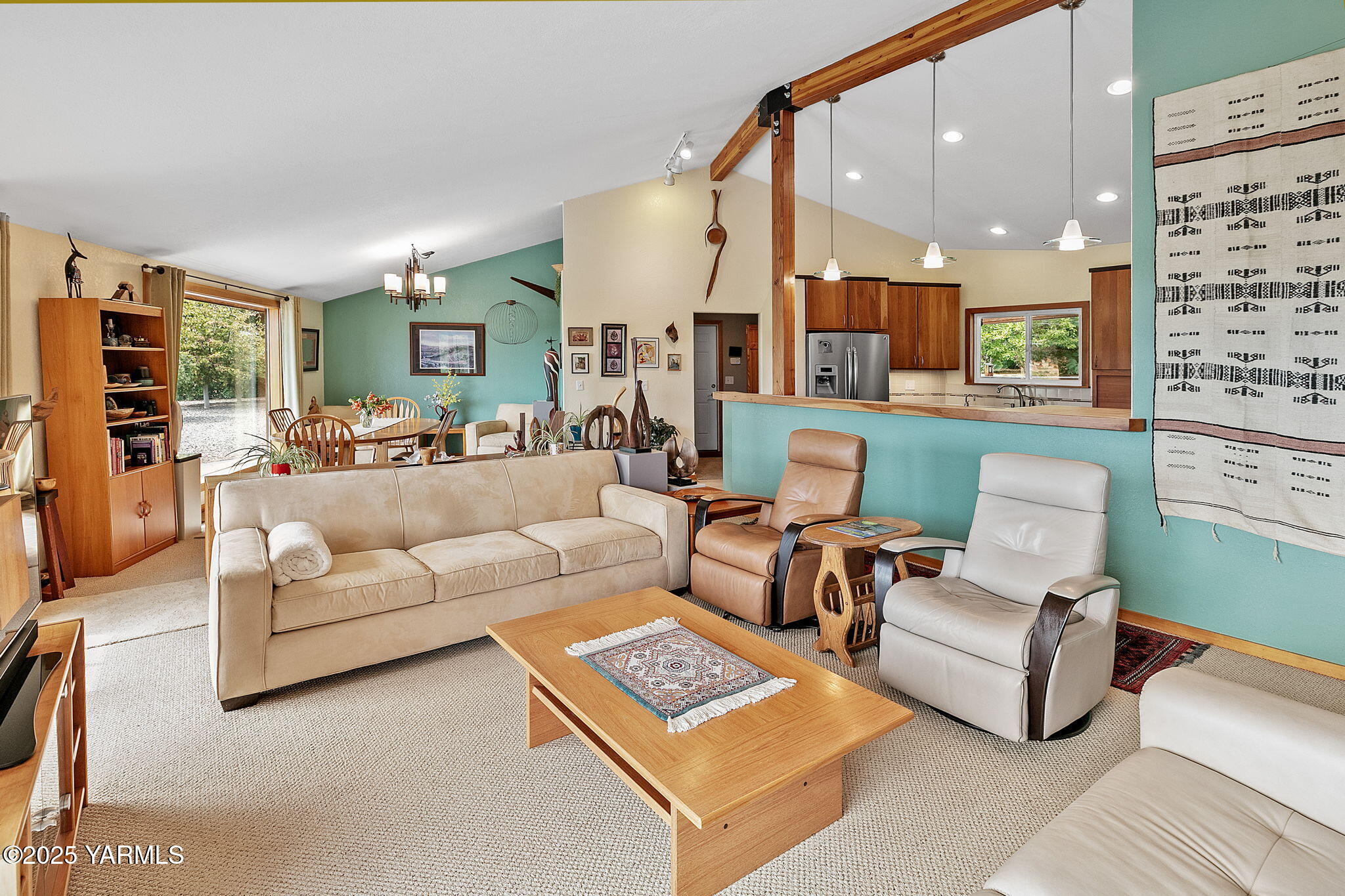 720 Ghormley Road Yakima, WA 98908 - Photo 25 of 47 a living room with furniture and a large window