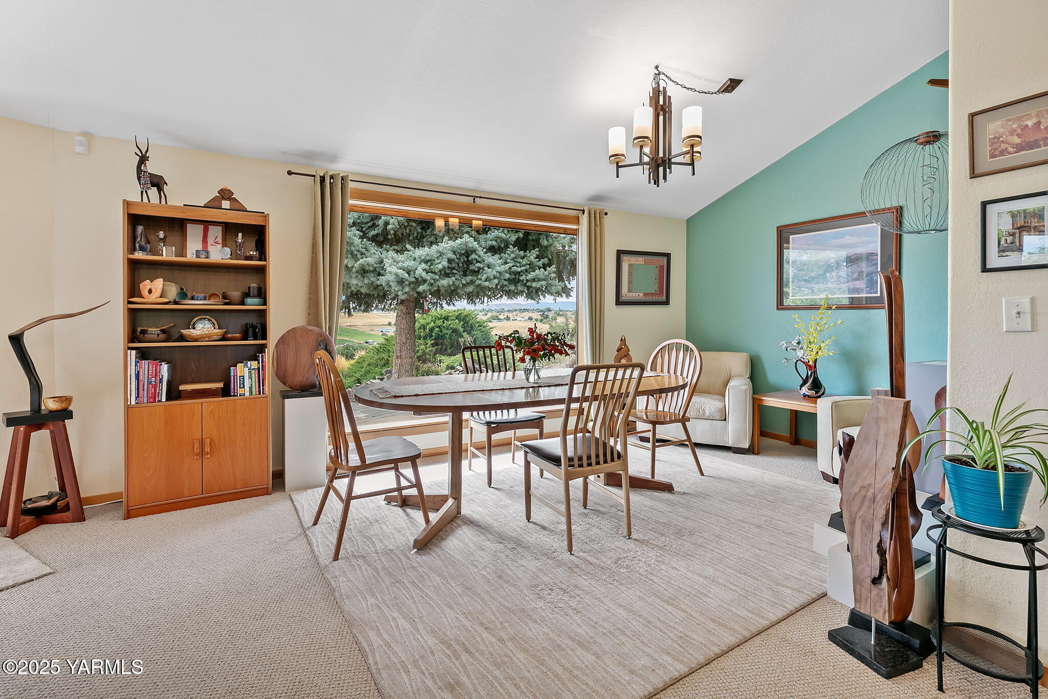 720 Ghormley Road Yakima, WA 98908 - Photo 26 of 47 a dining room with furniture a chandelier and wooden floor