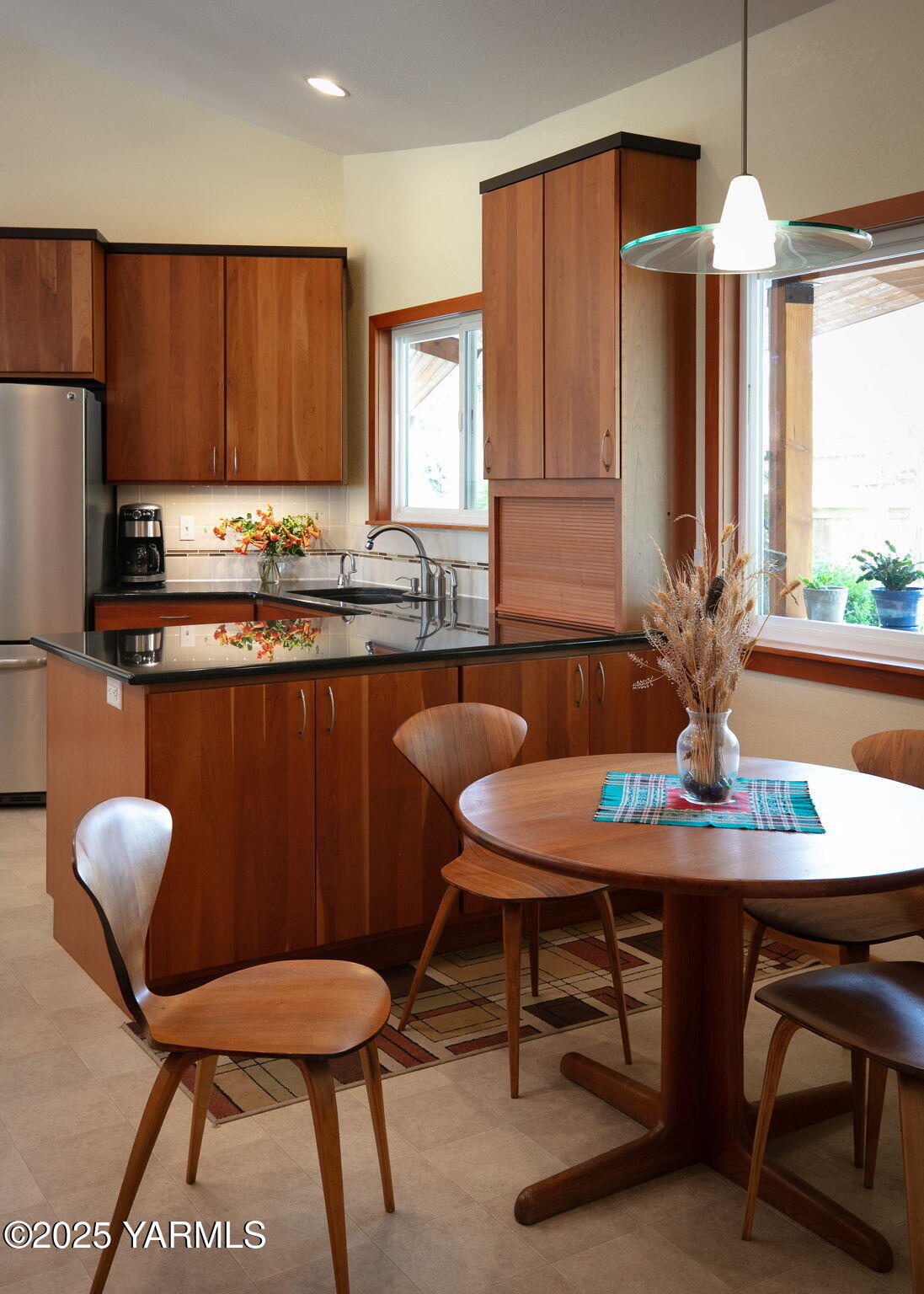 720 Ghormley Road Yakima, WA 98908 - Photo 27 of 47 a dining room with furniture and window