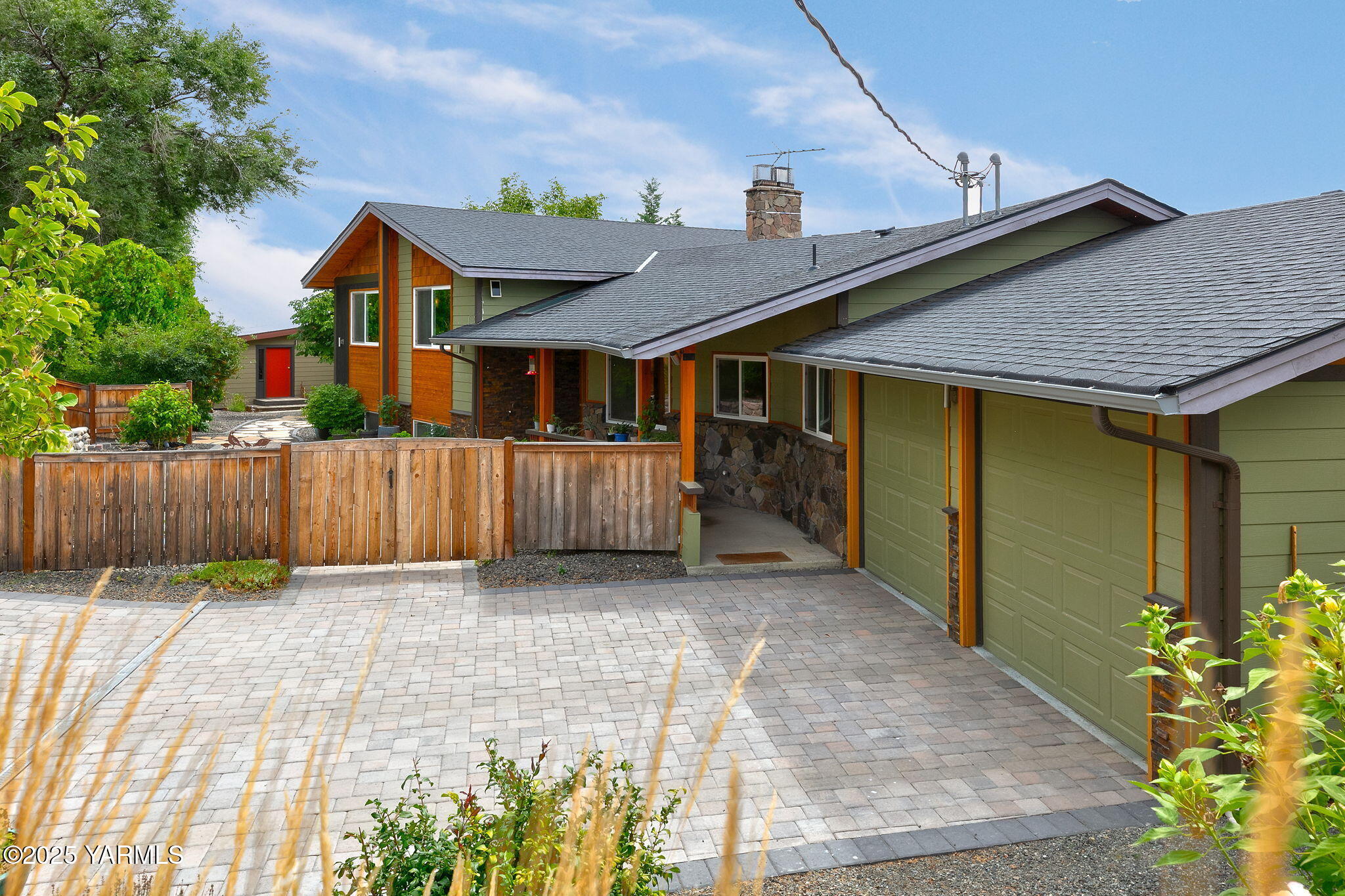 720 Ghormley Road Yakima, WA 98908 - Photo 3 of 47 front view of a house with a yard