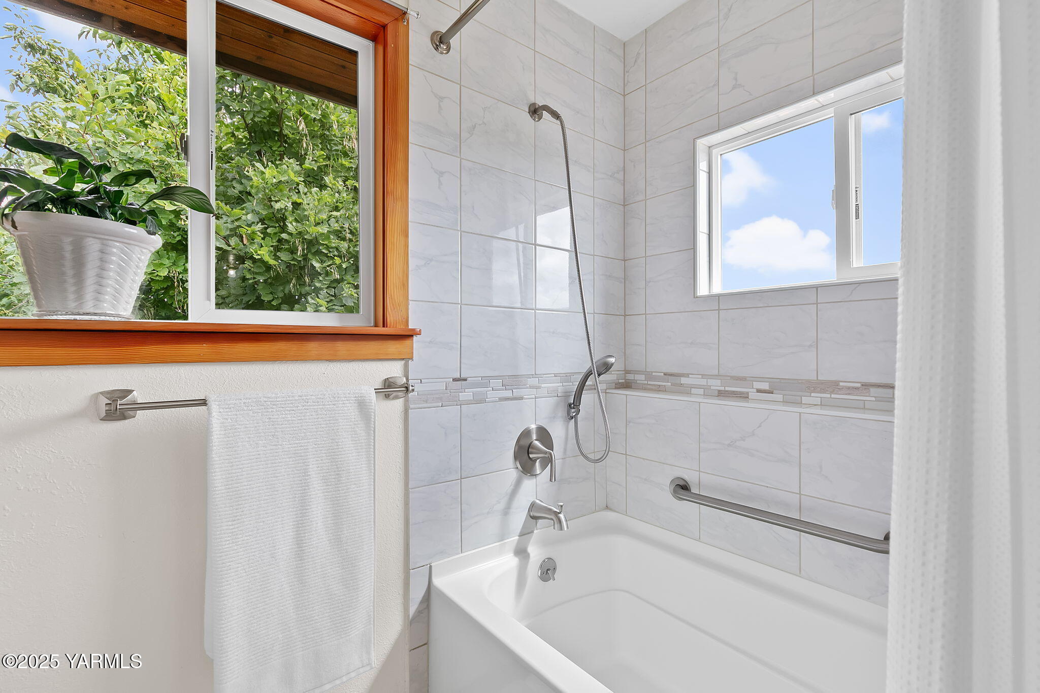 720 Ghormley Road Yakima, WA 98908 - Photo 35 of 47 a bathroom with a tub and a window
