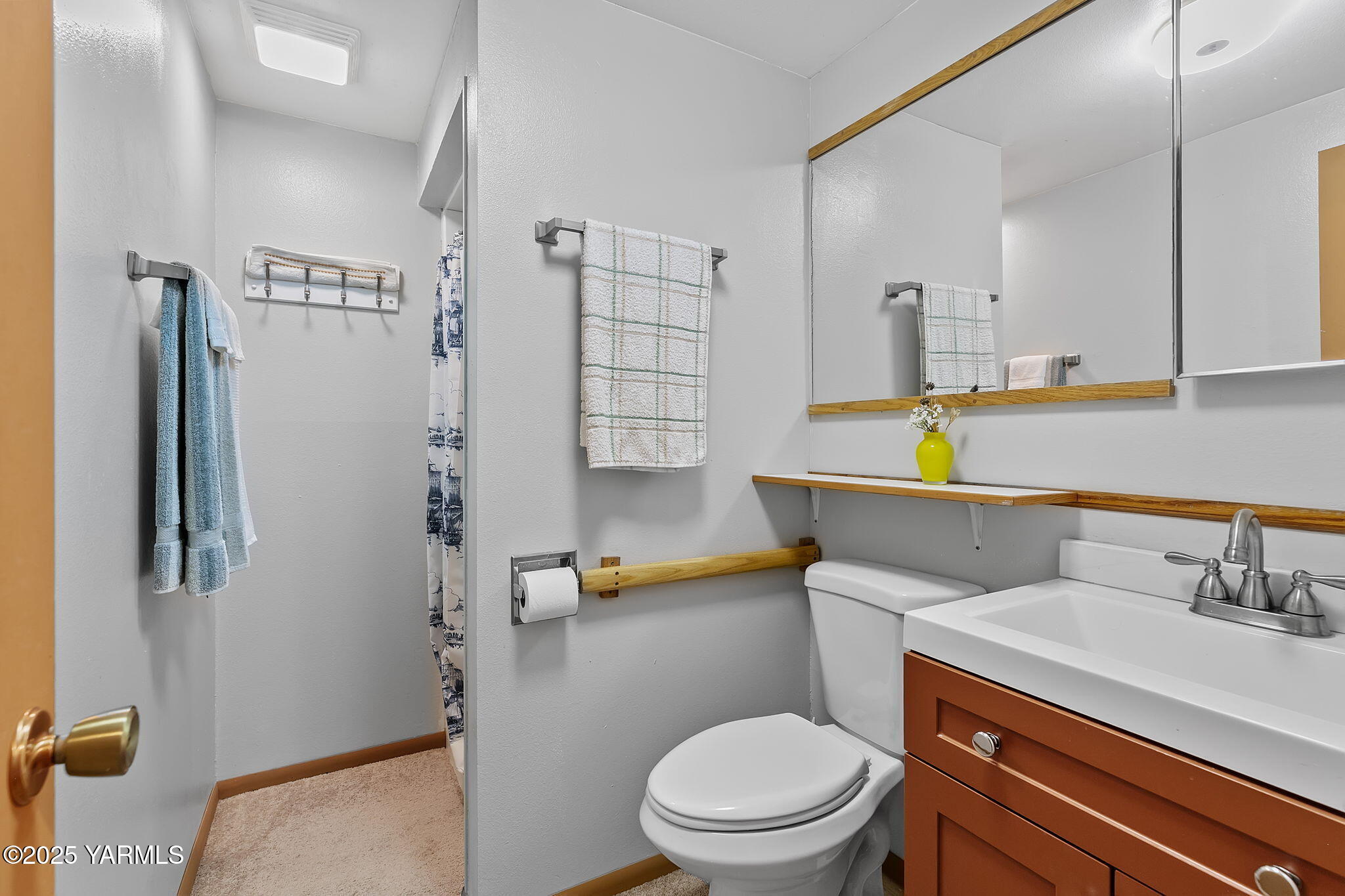 720 Ghormley Road Yakima, WA 98908 - Photo 40 of 47 a bathroom with a sink a toilet and shower