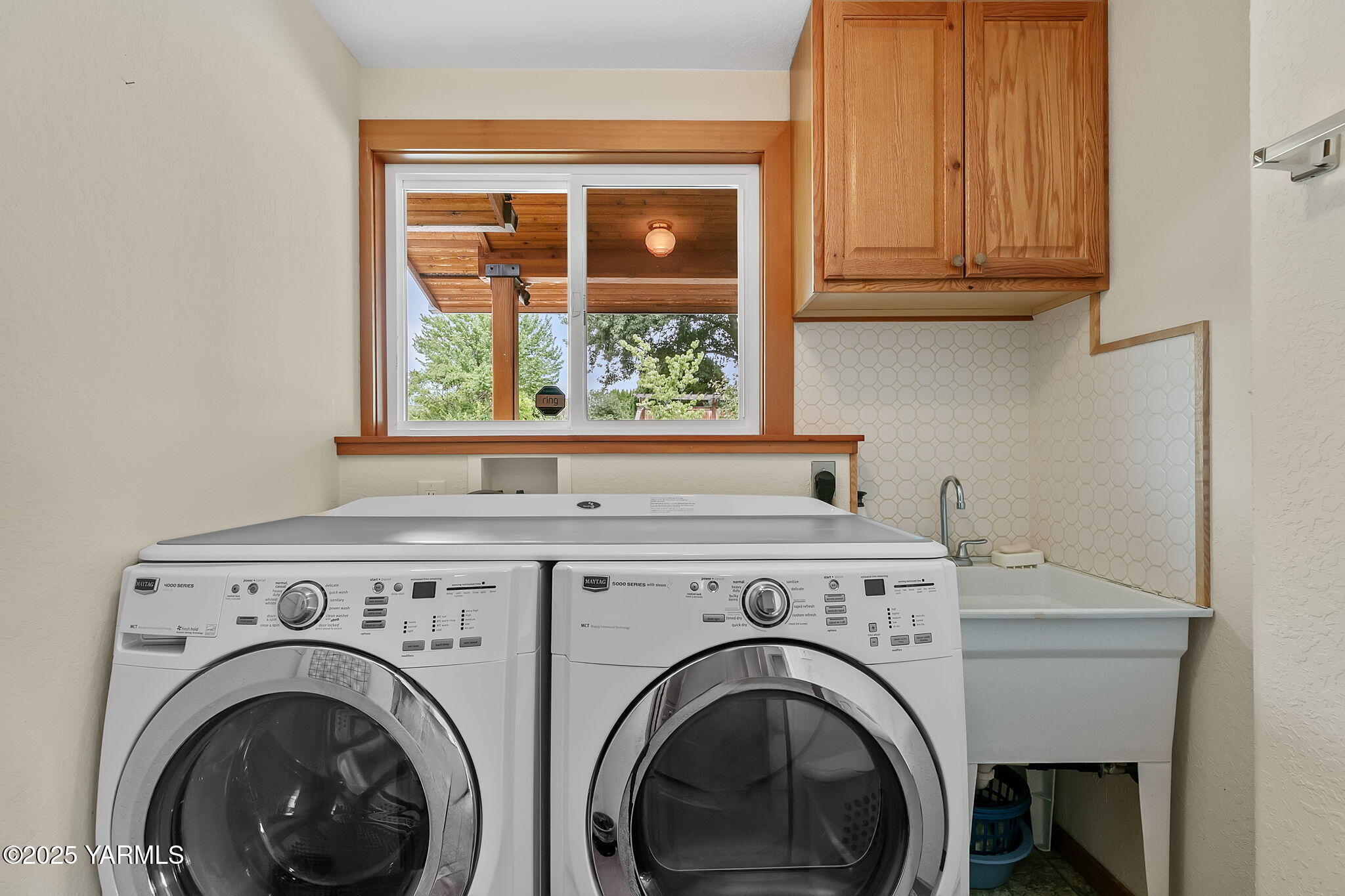 720 Ghormley Road Yakima, WA 98908 - Photo 41 of 47 a view of entryway with washer and dryer
