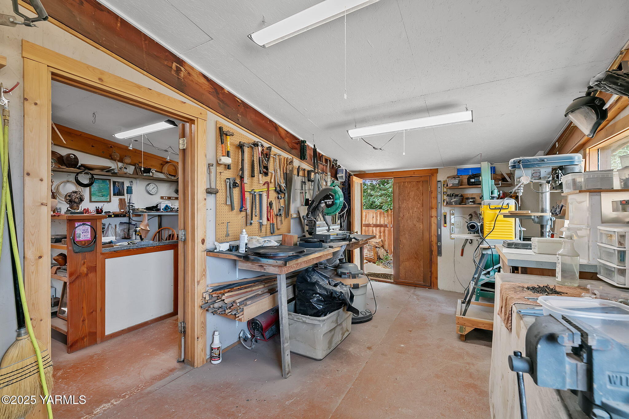 720 Ghormley Road Yakima, WA 98908 - Photo 44 of 47 a view of a room with gym equipment