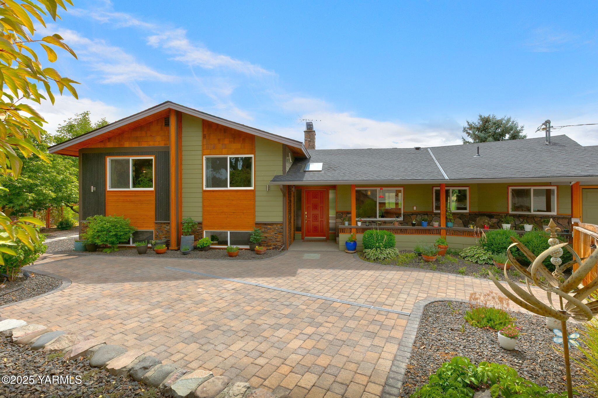 720 Ghormley Road Yakima, WA 98908 - Photo 6 of 47 a front view of a house with garden