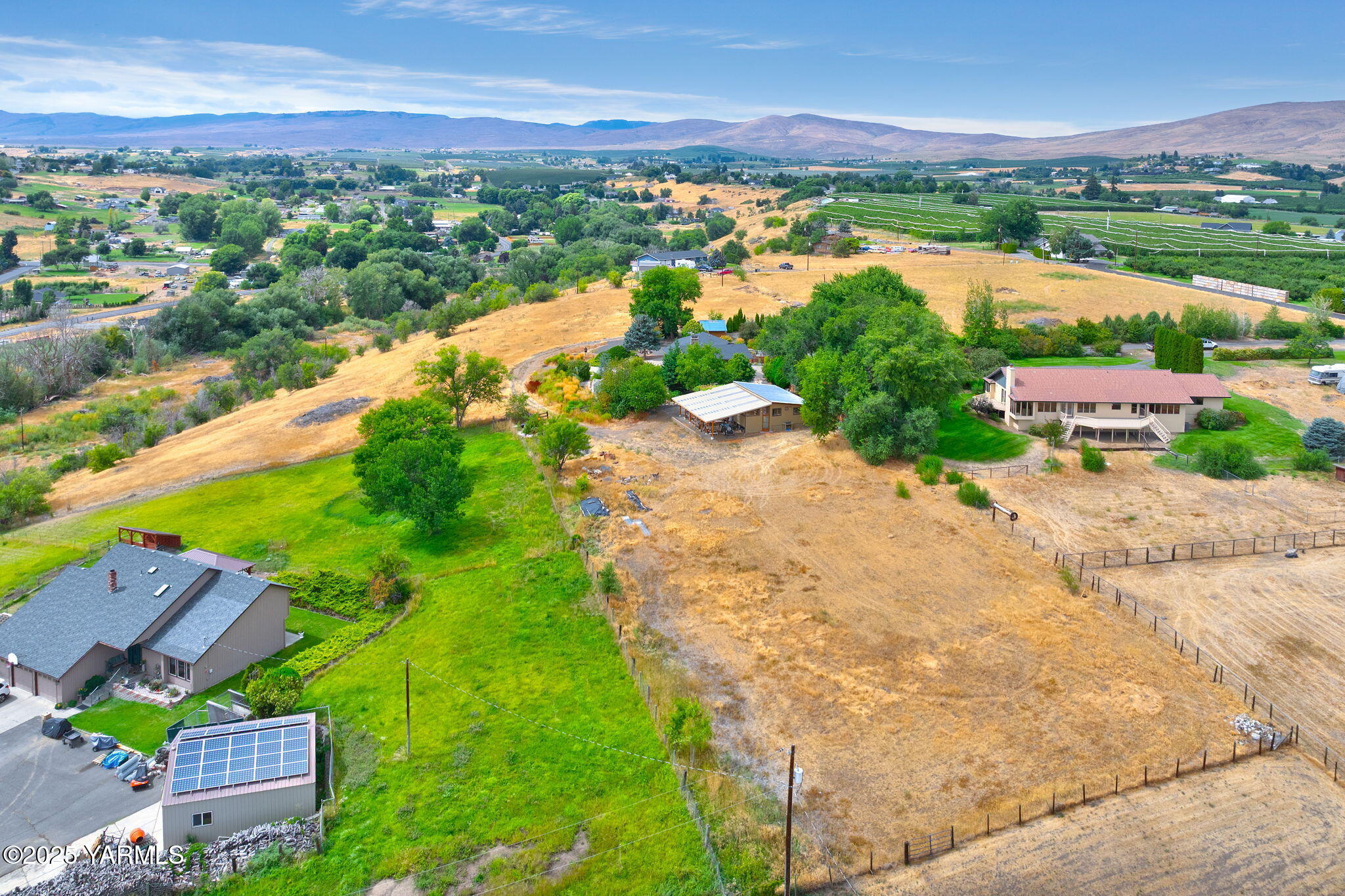 720 Ghormley Road Yakima, WA 98908 - Photo 9 of 47 a view of a city with ocean view
