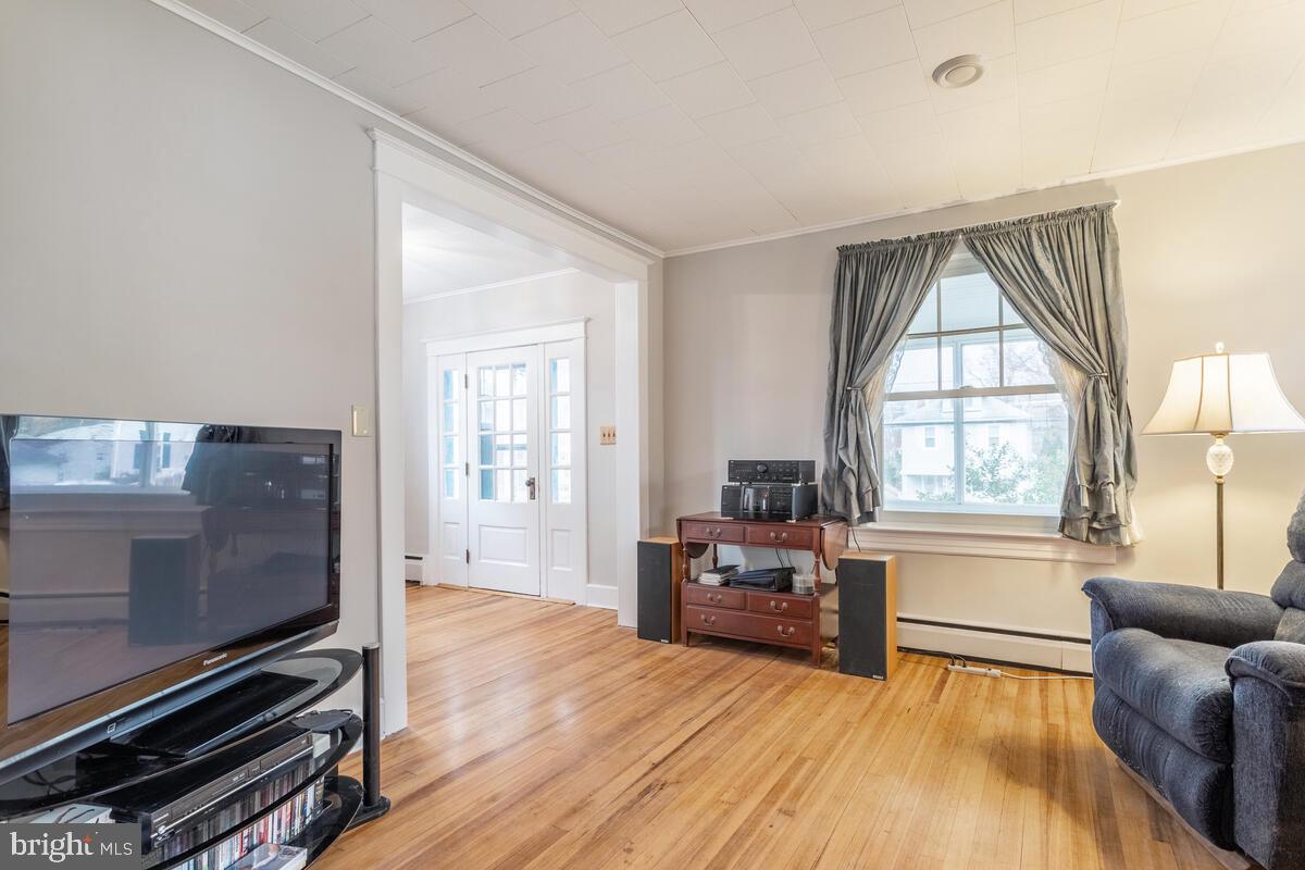 1263 Circle Drive Halethorpe, MD 21227 - Photo 10 of 40 Living Room