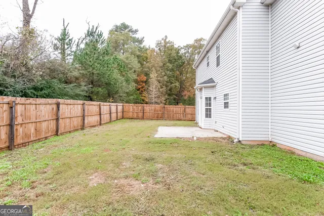 a view of backyard and trees