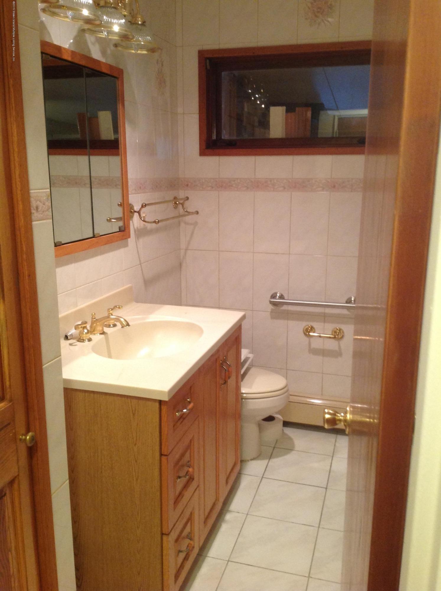 356 Beach Road Staten Island, NY 10312 - Photo 4 of 10 photo_2