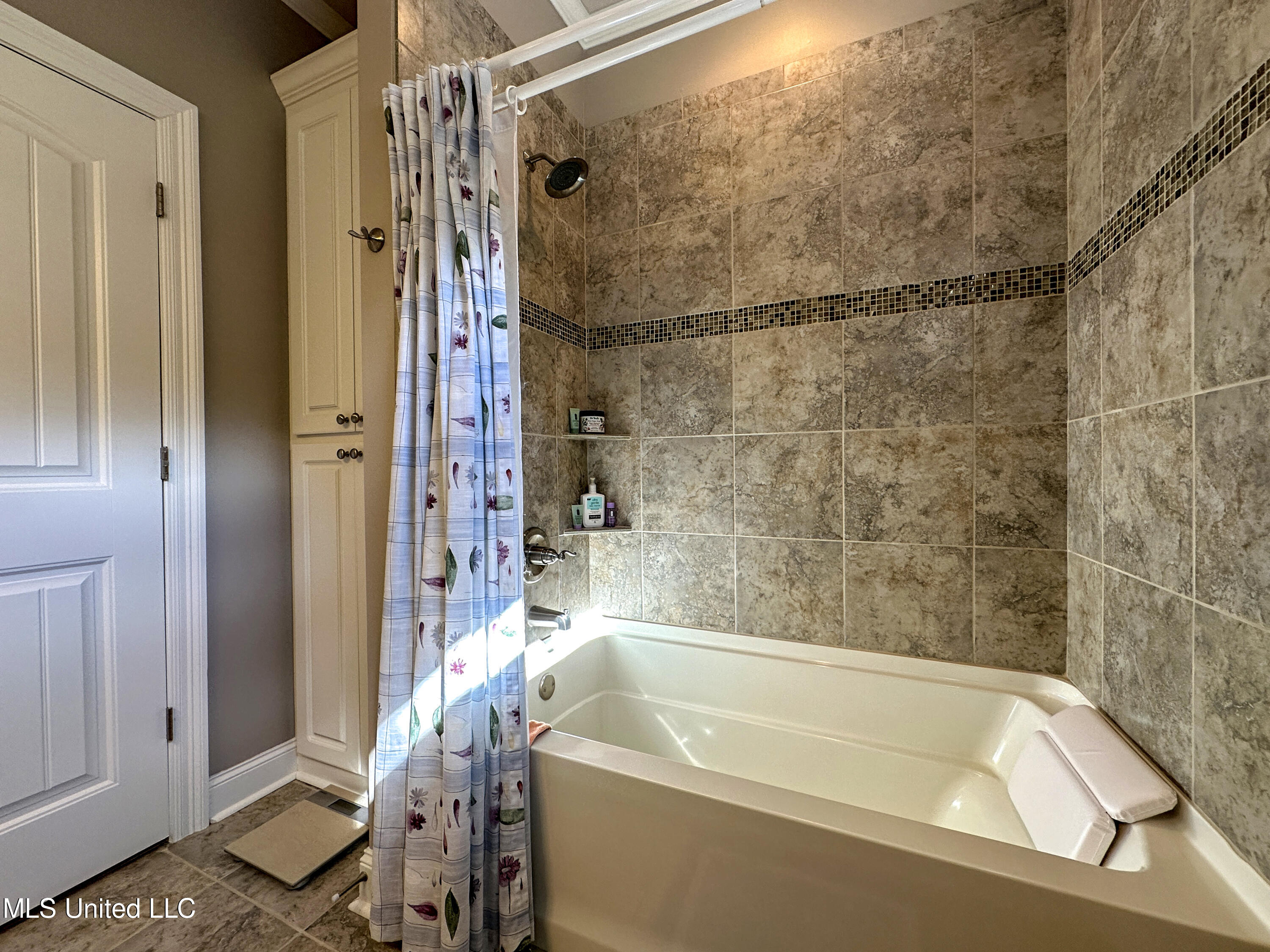 114 Springmeade Road Clinton, MS 39056 - Photo 31 of 39 114 guest bath 2