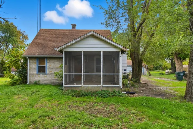 a view of a house with yard and tree s