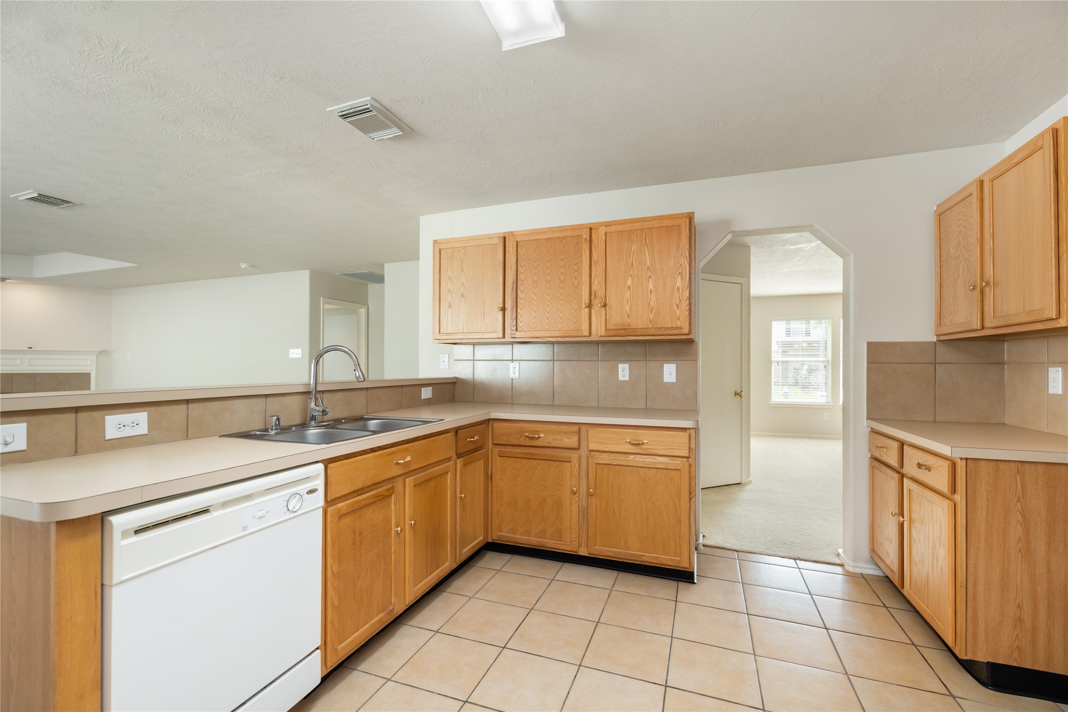 9339 Canady Park Lane Houston, TX 77075 - Photo 18 of 44 Large kitchen with ample countertop space for cooking.