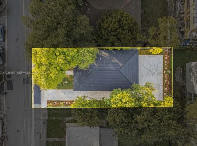 a flower garden with a small yard