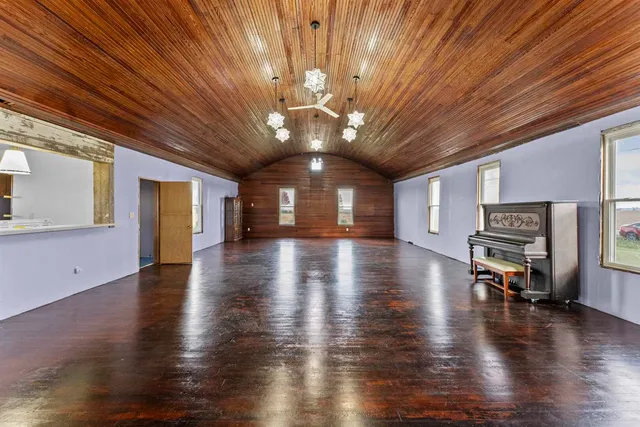 a view of a livingroom with hardwood floor and a ceiling fan