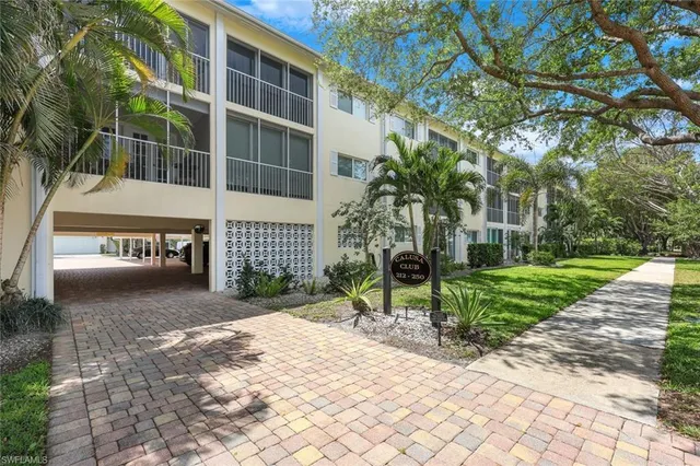 $3,300 | 212 Banyan Boulevard, Unit 212, Naples, FL 34102