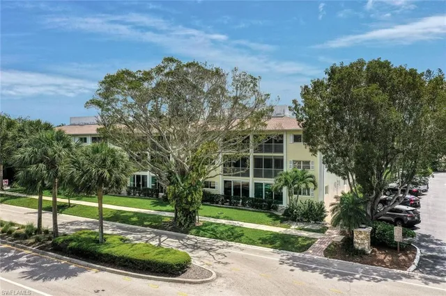 $3,300 | 212 Banyan Boulevard, Unit 212, Naples, FL 34102