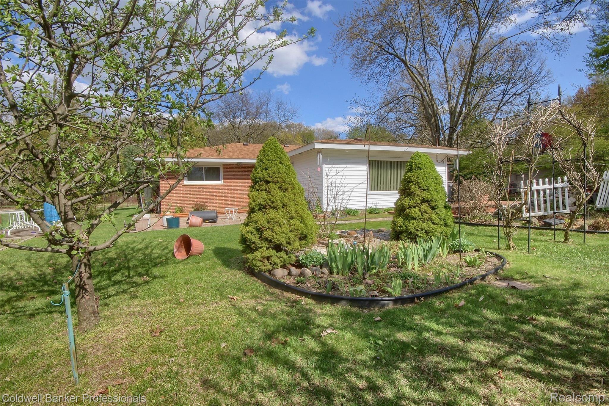 13140 Lenmoore Road Belleville, MI 48111 - Photo 28 of 31 28-Rear 3rd View.jpg