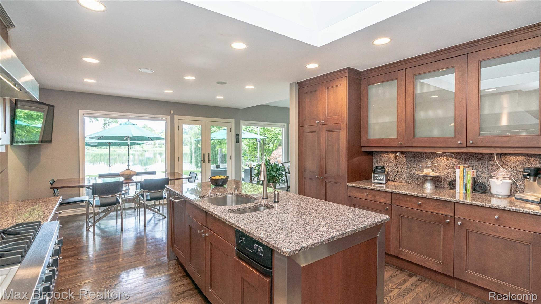 4431 Dow Ridge Road West Bloomfield, MI 48324 - Photo 9 of 52 Lakeside island & breakfast table