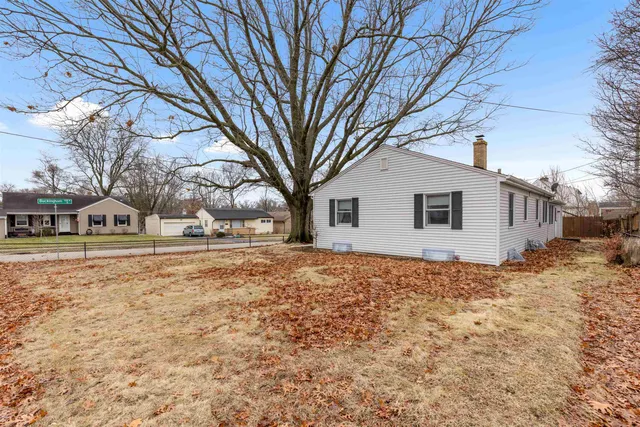 a view of a yard with a house