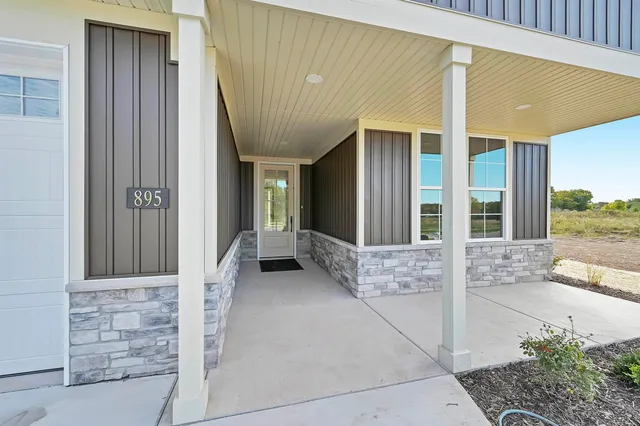 $649,900 | 895 Black Swan Drive, Menasha, WI 54952